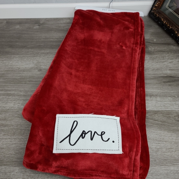 NWOT Rae Dunn LOVE plush throw - Picture 3 of 6